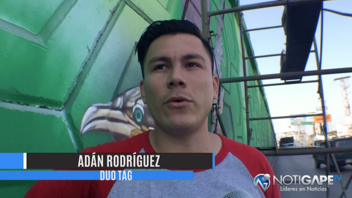 Jóvenes muralistas animan imagen urbana