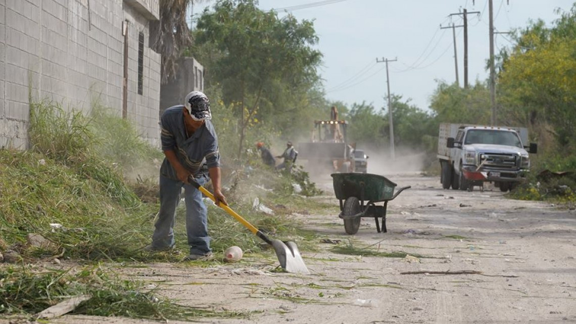 Cuadrilla de limpieza da mantenimiento
