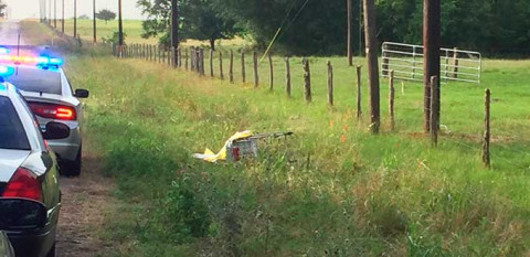 Roban carroza y tiran cuerpo