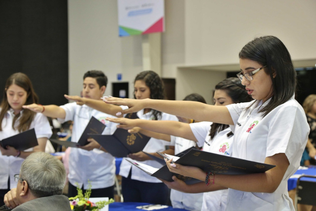 Entrega DIF nueva generación de Licenciados en Terapia Física