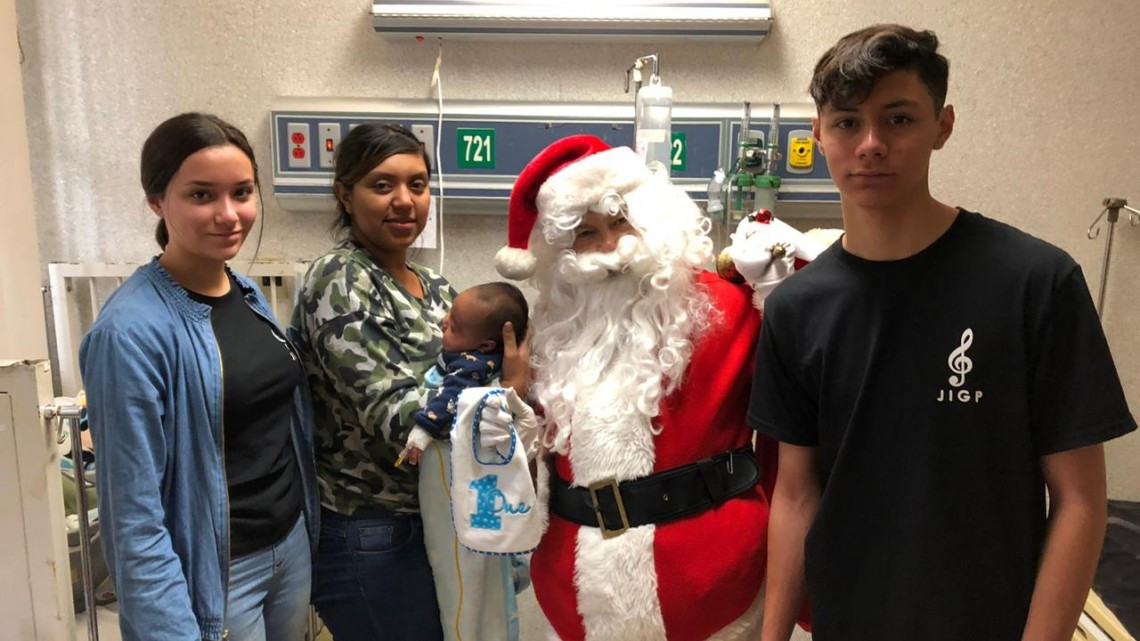 Regala juguetes a niños de escasos recursos 