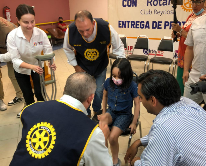 Apoyan a 13 personas con prótesis de pierna para que vuelvan a caminar 