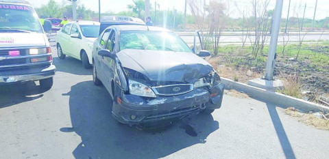 Aparatoso accidente automovilístico deja mujer lesionada en Nuevo Laredo