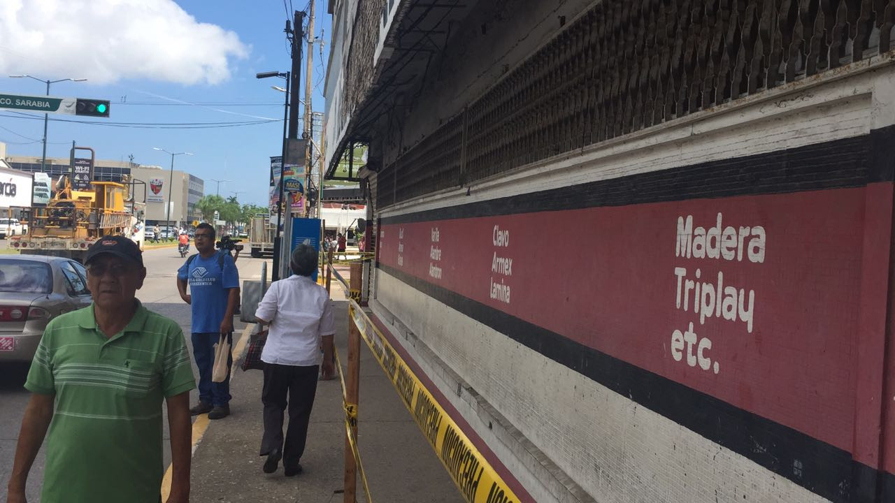 Cae loza de vetusto edificio en zona centro de Madero