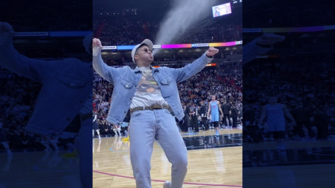 Bad Bunny imita a Triple H en partido de la NBA