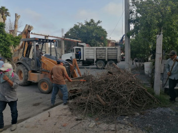 Retira Municipio llantas, basura y cacharros de la vía pública 