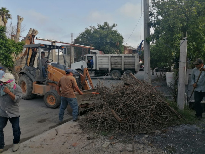 Retira Municipio llantas, basura y cacharros de la vía pública 