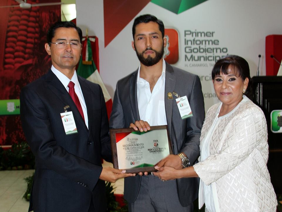 Alcaldesa entrega reconocimiento a orgullo camarguense