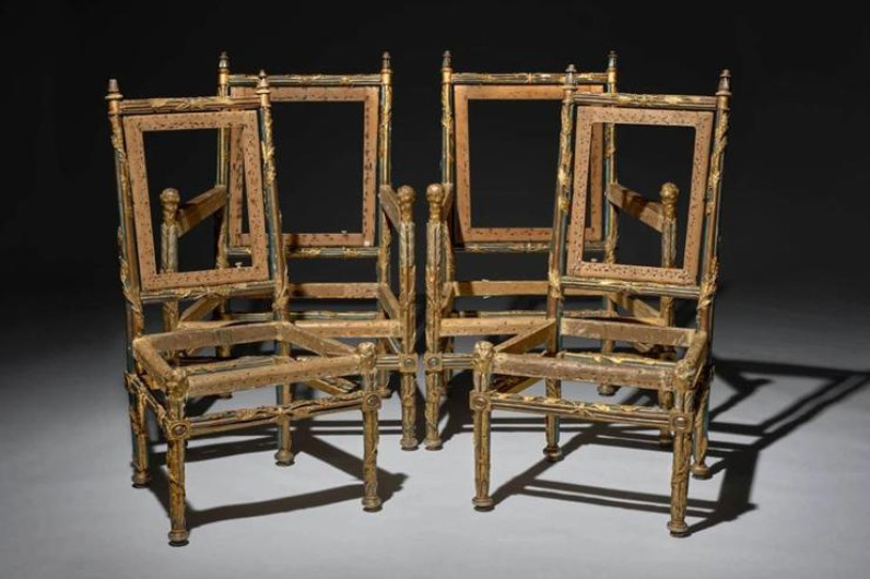 Sillas sin asiento son subastadas en 31 millones de pesos