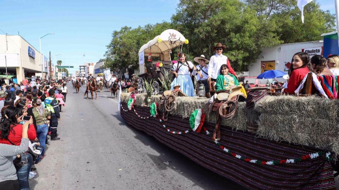 Gran ambiente en el desfile de la Revolución Mexicana 