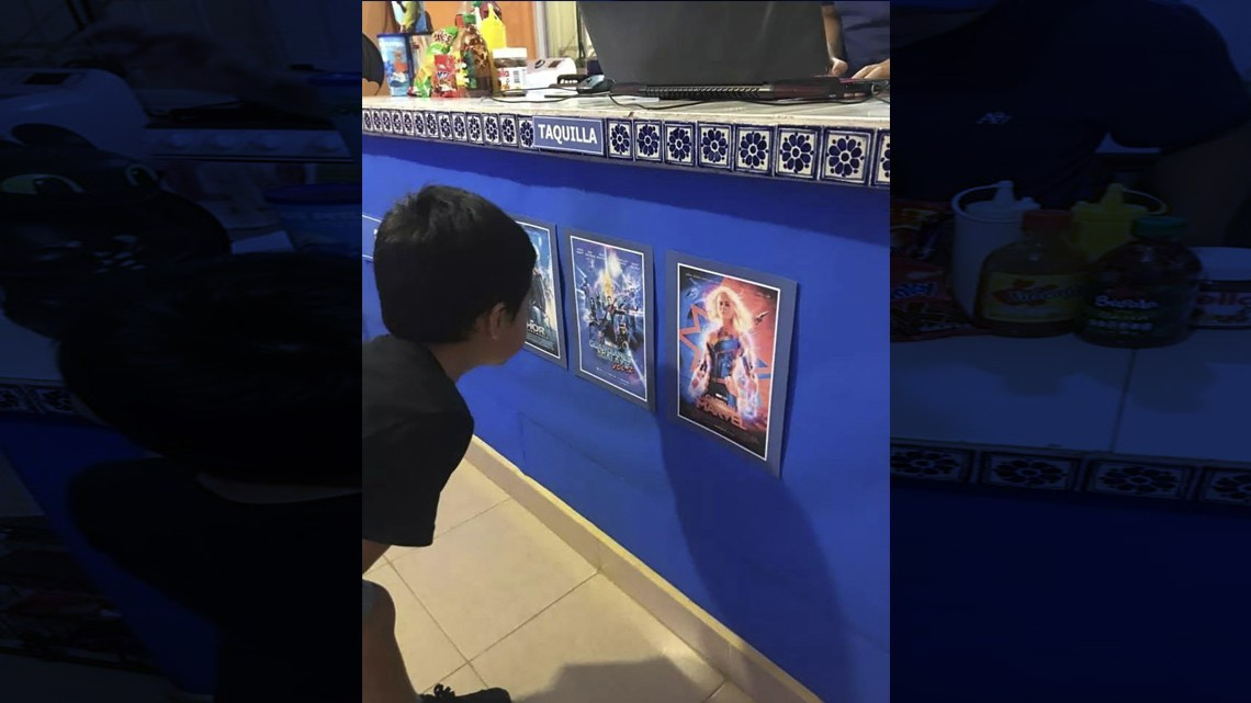 ¡Justo en el cora! Papás recrean para su hijo una sala de Cine en su casa