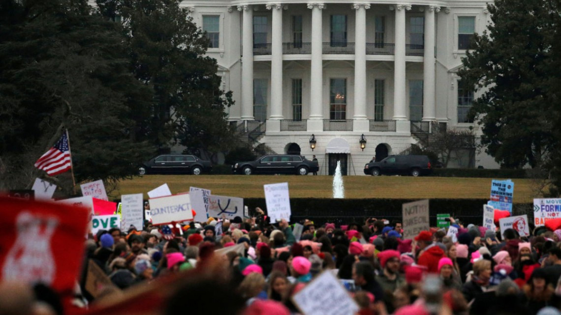 ¿Por qué no votaron estas personas?, Trump responde a manifestantes en su contra