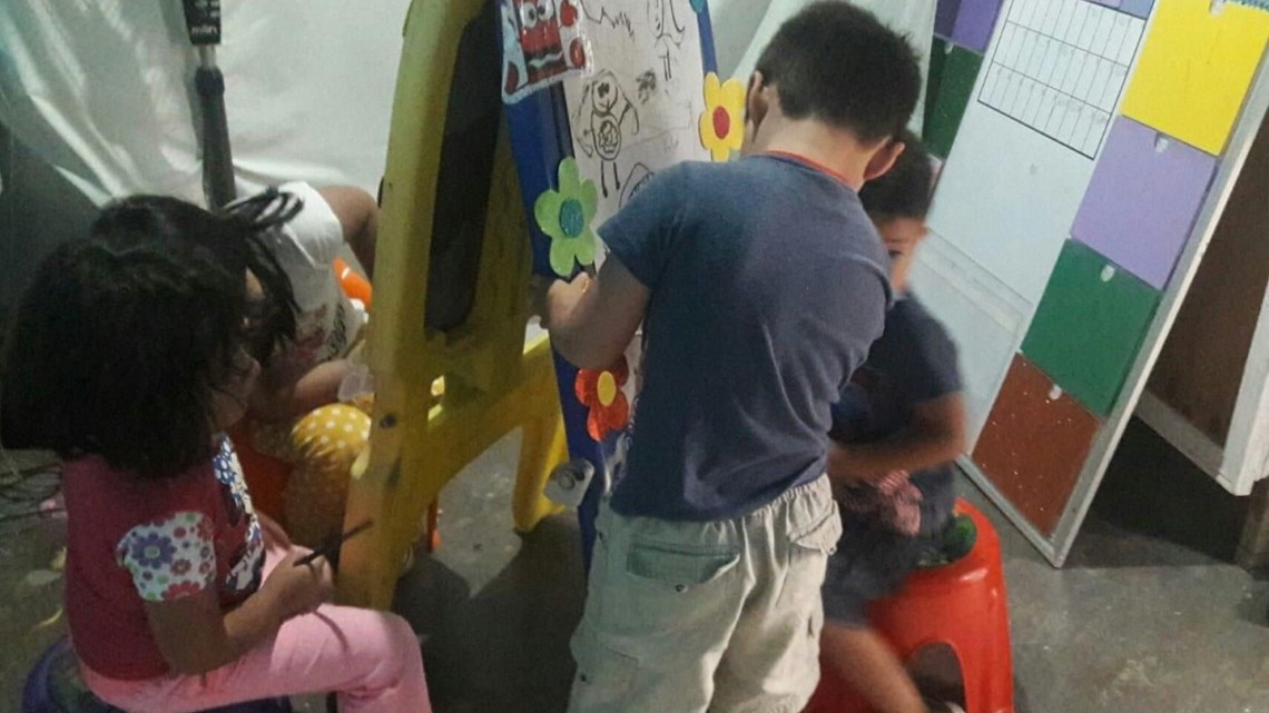 Adaptan su casa como escuela para combatir rezago por clases virtuales