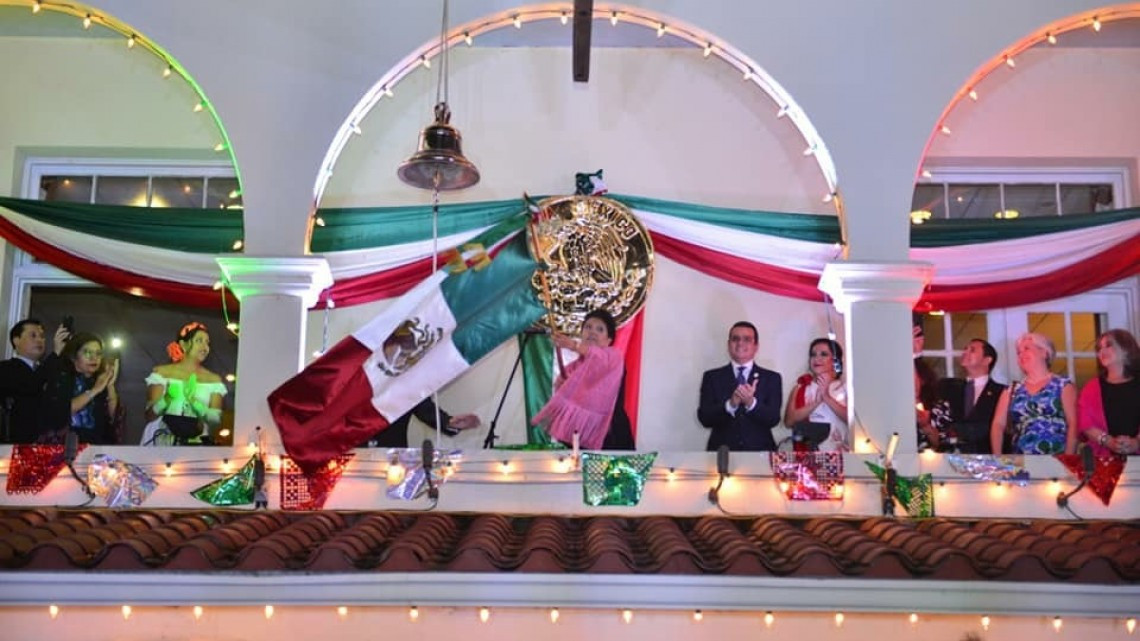 Festejan miles de neolaredenses Grito de Independencia de México   