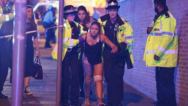 Al menos 20 muertos por explosión en concierto de Ariana Grande