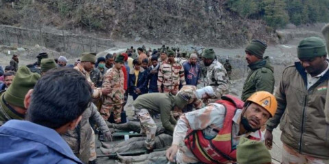 Suman 26 muertos tras avalancha en el Himalaya