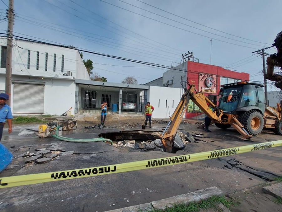 Ruptura de tubo provocó socavón en el cual se precipitó una familia en su vehículo