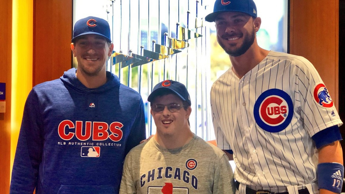 Un joven con síndrome de Down cantó el himno de EU en un partido de béisbol