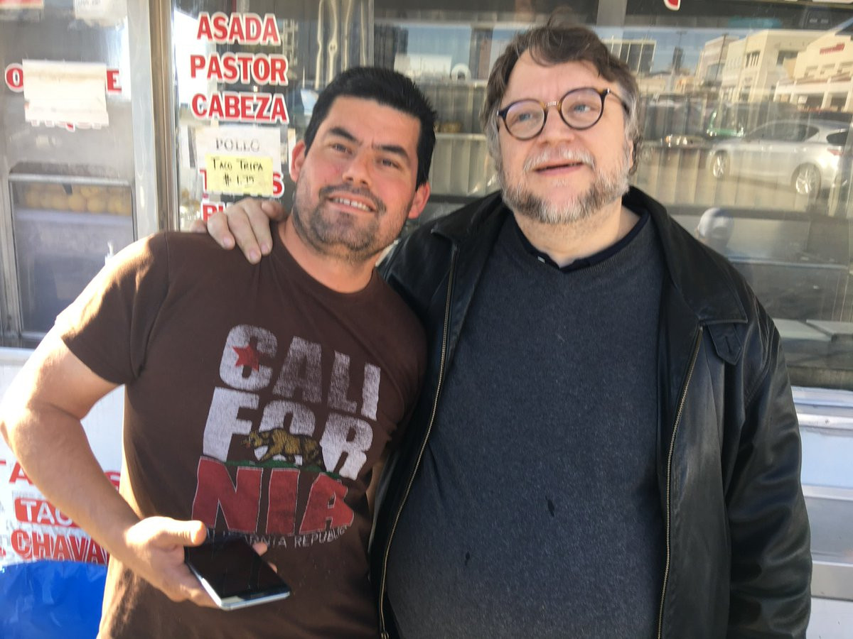 Del Toro presume sus tacos de buche