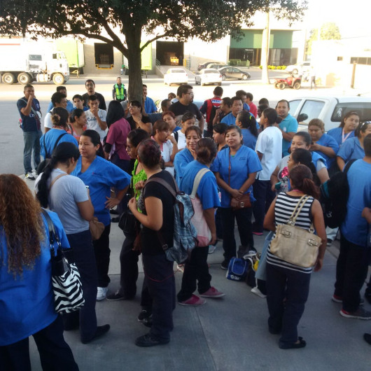 Trabajadores de maquiladora realizan paro