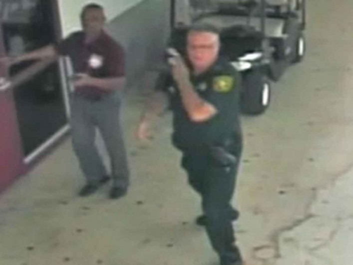 Acusan de negligencia infantil a oficial presente en tiroteo en Parkland
