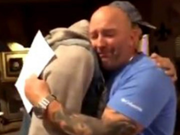 ¡Conmovedor! Hijo le da sorpresa a su padrastro por navidad