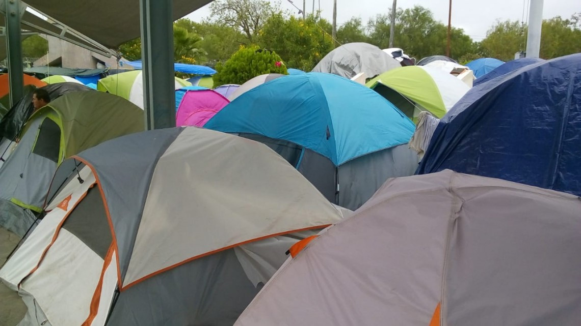 Detectan alcohol, drogas y prostitución en campamento de migrantes en Matamoros