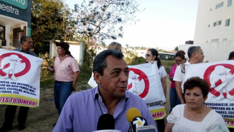Protestan vecinos de la Petrolera contra Grupo Velas 