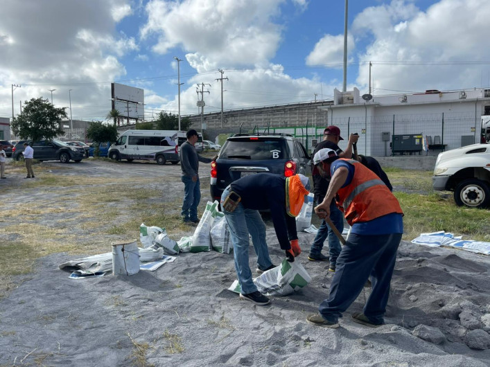 Reparten costales de arena a familias de zonas inundables 