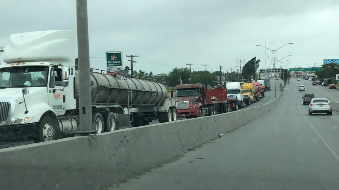 Continúan largas filas en el puente “Los Tomates”