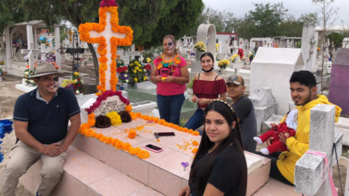 Reviven familias panteones en Día de Muertos