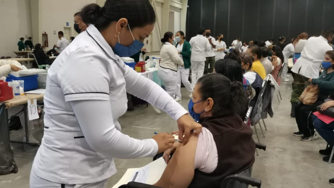 Inicia vacunación de maestros en Victoria 