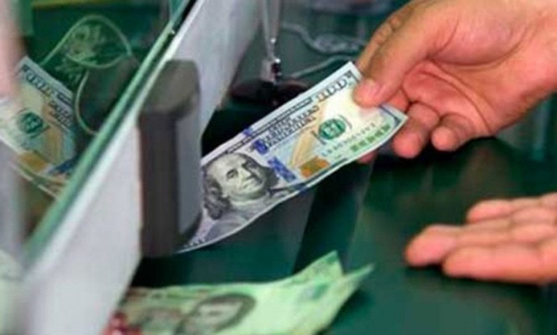 Dólar se vende en 19.67 pesos en casas de cambio