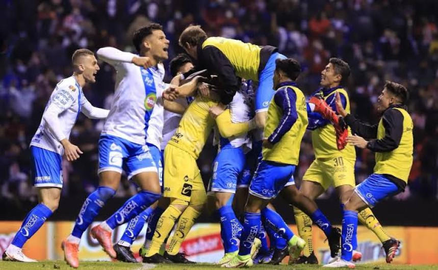 Puebla vence 1-0 a Chivas en el Cuauhtémoc
