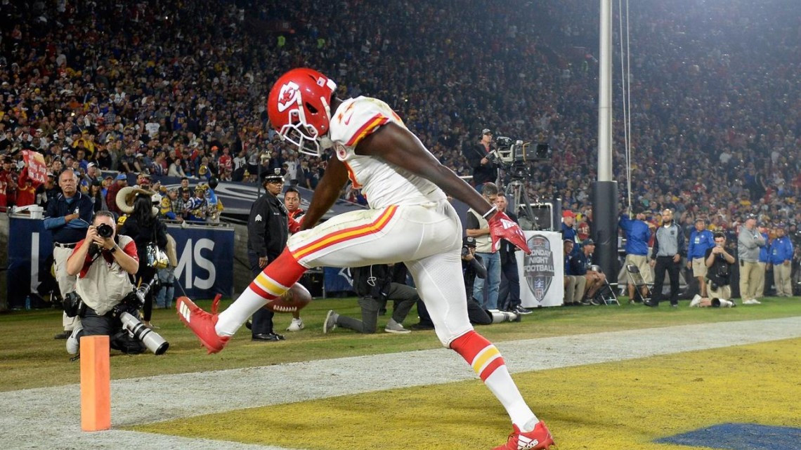 Rams vencen 54-51 a los Chiefs con récord de 105 puntos anotados