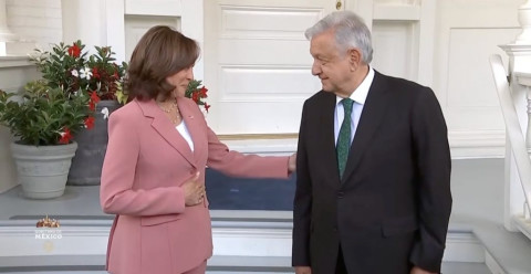 Recibe Kamala Harris al presidente López Obrador 