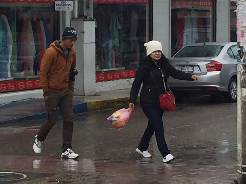 Salen a trabajar hasta con la cobija por bajas temperaturas