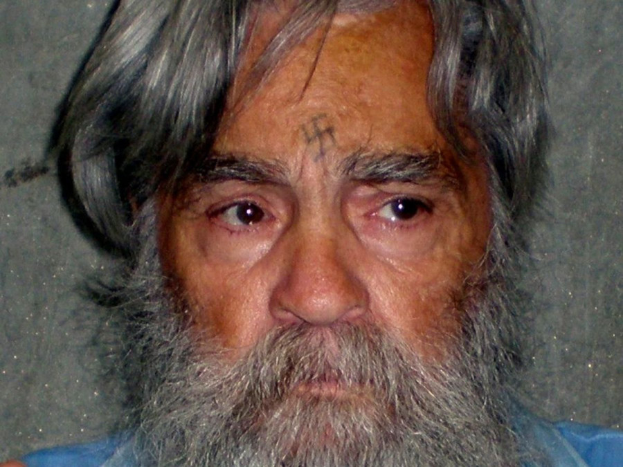 Piden 5 personas cuerpo de Charles Manson