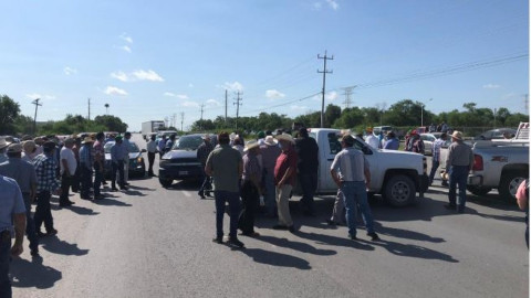 Productores bloquean carretera Reynosa-Río Bravo