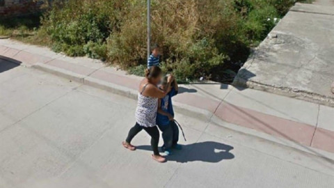 Google Maps capta jalón de pelo de una madre a su hijo