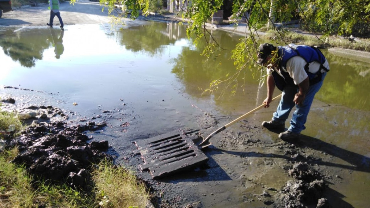 COMAPA baja niveles en línea de drenaje