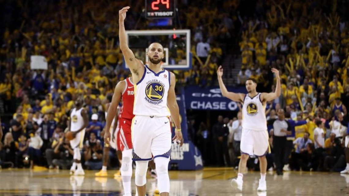 Warriors aplasta 126-85 a Rockets y se pone 2-1 en final Oeste de la NBA