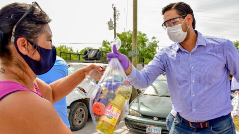 Entrega Voluntariado DIF apoyos a familias de La Escondida y Américo Villarreal