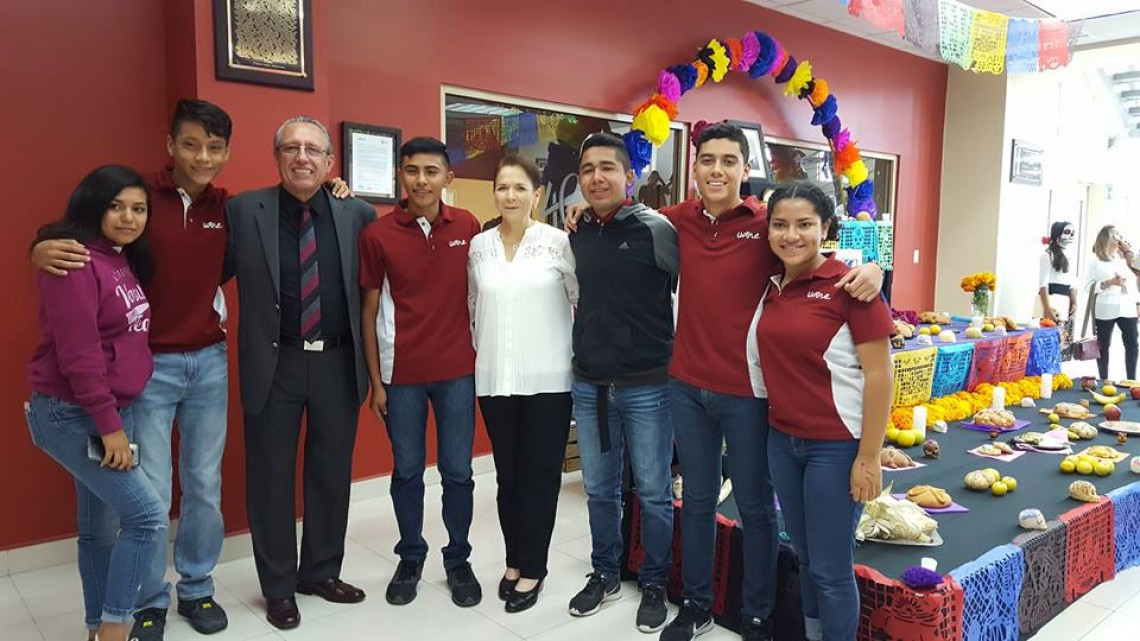 Pdta. del DIF realiza recorrido de altares