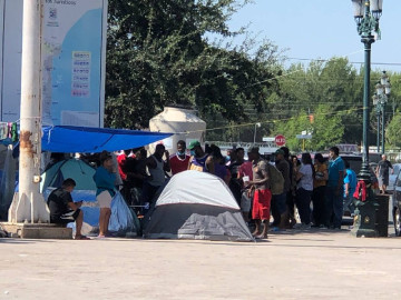 Ofrecen empresarios rehabilitación de plaza si reubican migrantes