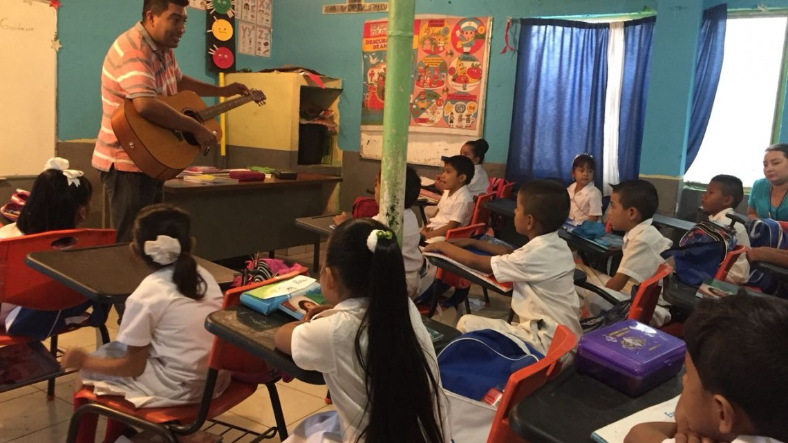 Motivados alumnos por asistir a clases y talleres