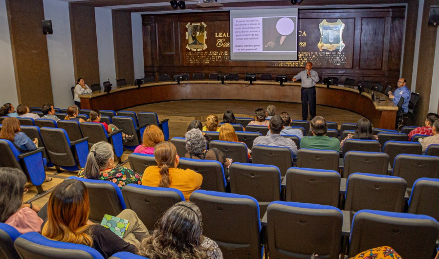 Participan empleados municipales en conferencia “Haciendo  un alto en nuestro camino para analizarnos y servir mejor”