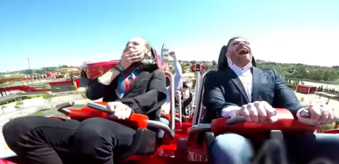 Paloma choca contra la cara de un hombre en montaña rusa