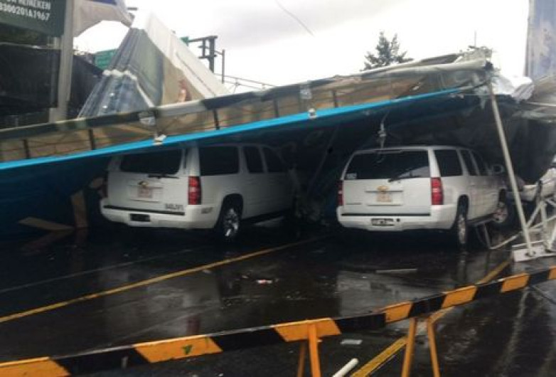 Caen espectaculares sobre autos en el AICM