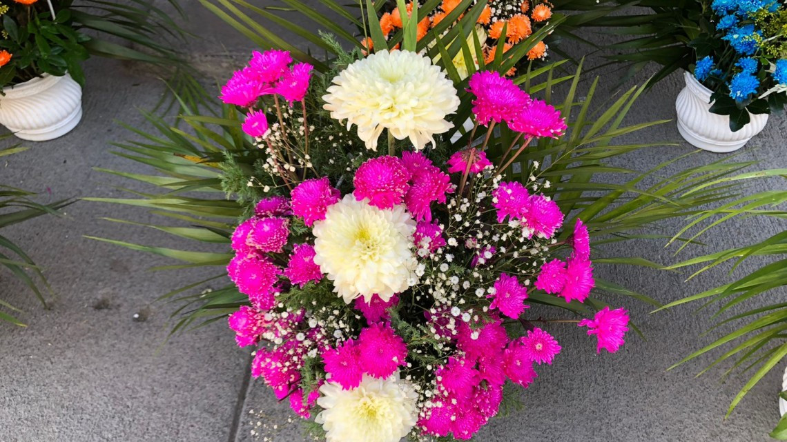 Comerciantes de flores esperan que sus ventas revivan este Día de Muertos en Nuevo Laredo 